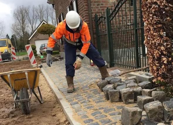 Meulenbroek Bestratingen logo